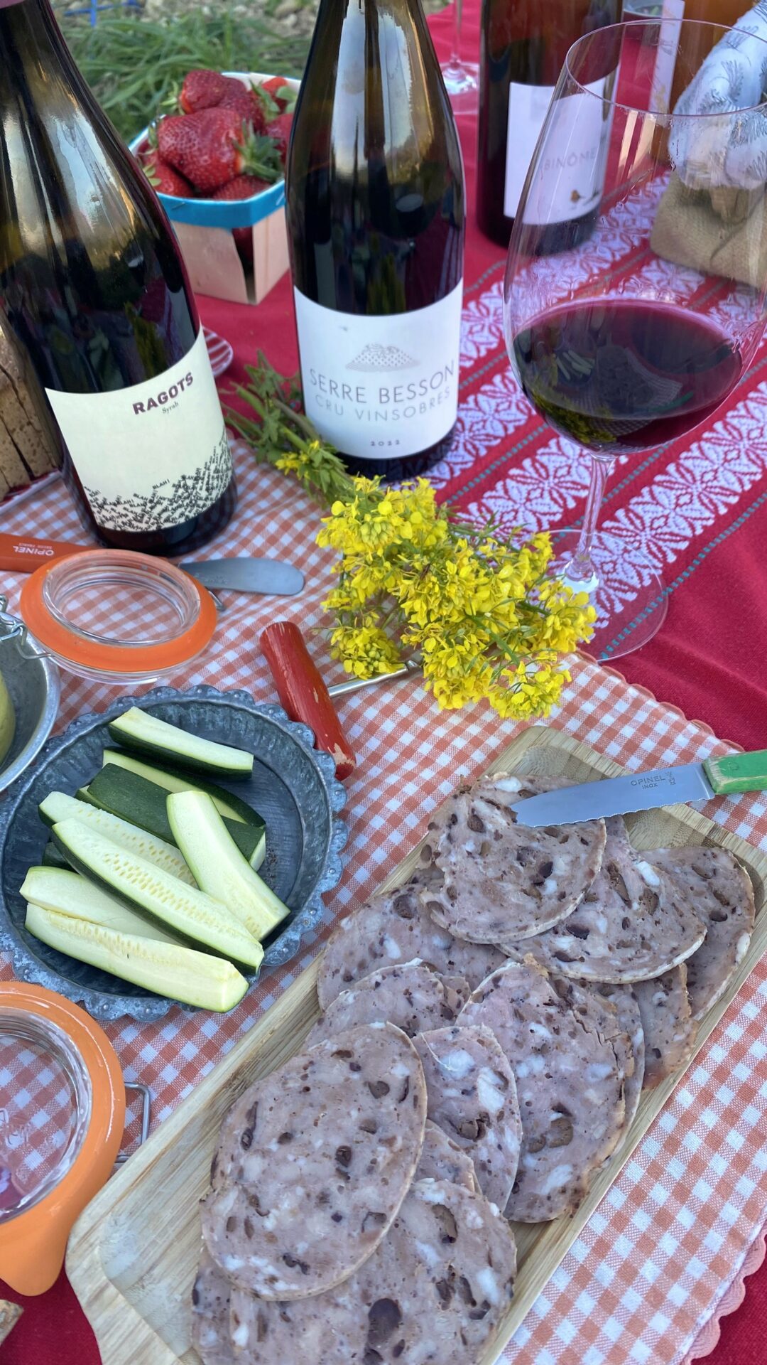 Youpi c'est Mercredi. 8è saison avec Victor et Xavier du domaine Serre Besson à Vinsobrse. Une soirée gourmande, joyeuse et hyper humaine en perspective, autour de deux vignerons au grand coeur.